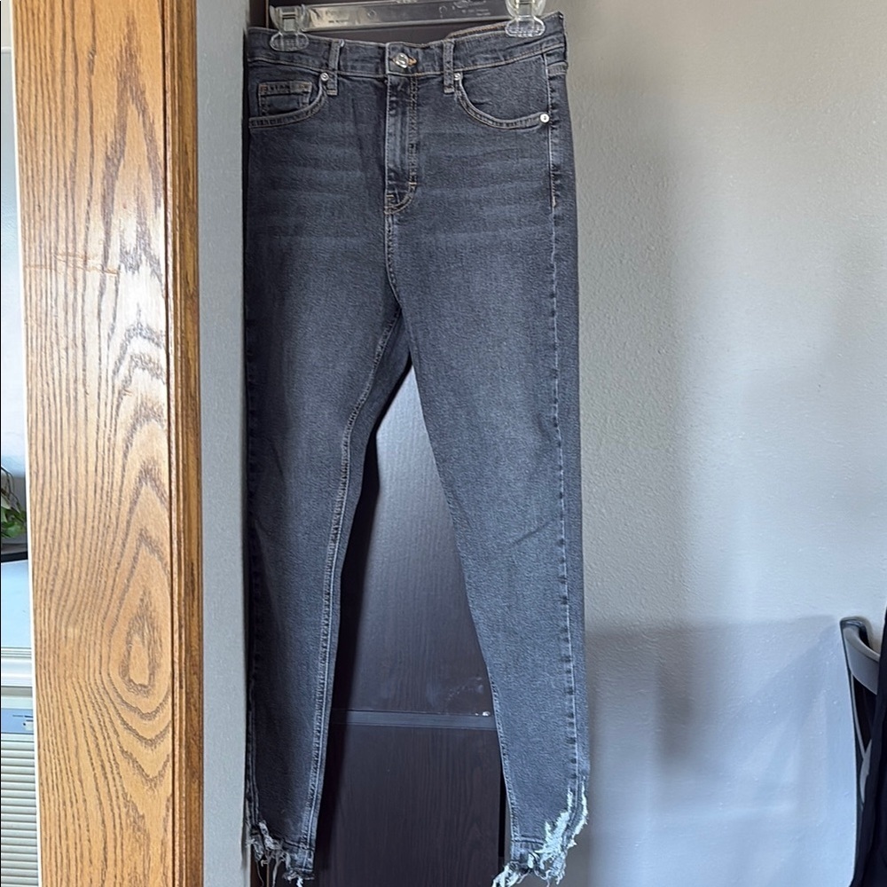 NWOT Topshop “Jamie” 30 (10) X 32 Distressed Hem Gray Jeans